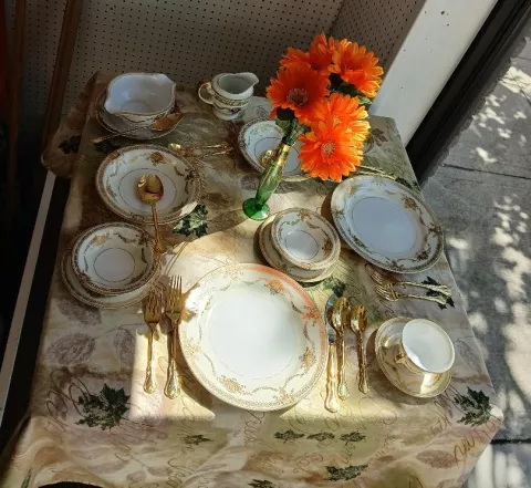 1940s gold-trimmed dinnerware